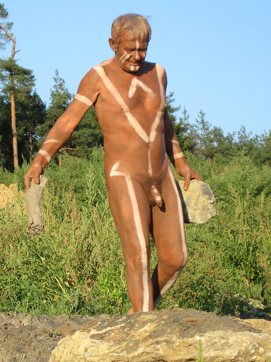 Naturismus, Nudismus, Freik&ouml;rperkultur, Fkk - nackt und frei in der Natur, bemalter Mann